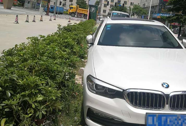 新手必看！上下马路牙子不磕底盘不伤胎，3个技巧轻松